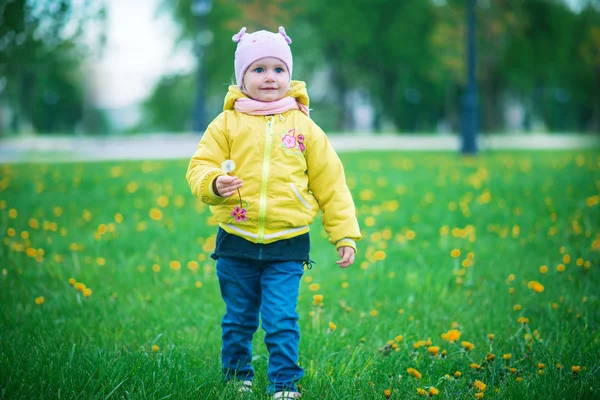 Girl playing in the park — Stock Photo, Image