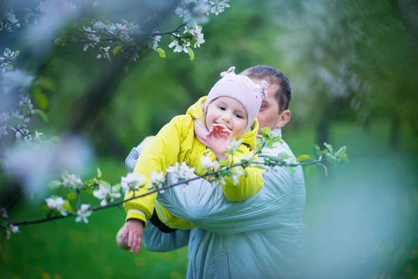 Meisje speelt met haar vader in een park — Stockfoto