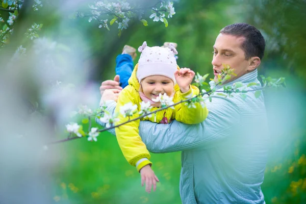 Küçük kız babası Park ile oynarken