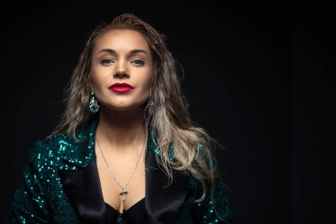 Parlak ceketli, mükemmel bir kadın güzellik modelinin portresi.