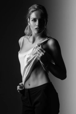 Stüdyoda güzel ve baştan çıkarıcı bir kız var.