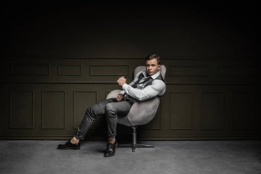 Stüdyoda güçlü ve zarif bir genç adam var.