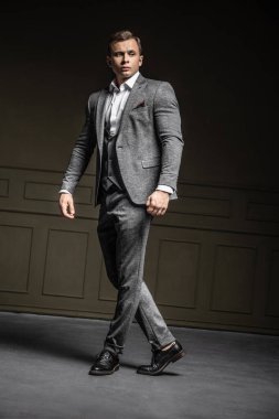 Stüdyoda güçlü ve zarif bir genç adam var.