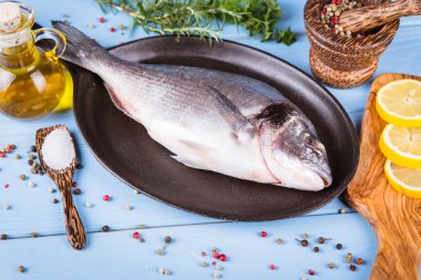 Balık dorado ahşap arka plan üzerinde