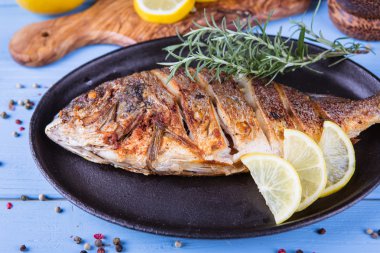 Balık dorado ahşap arka plan üzerinde