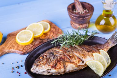 Balık dorado ahşap arka plan üzerinde