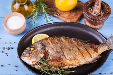 Balık dorado ahşap arka plan üzerinde