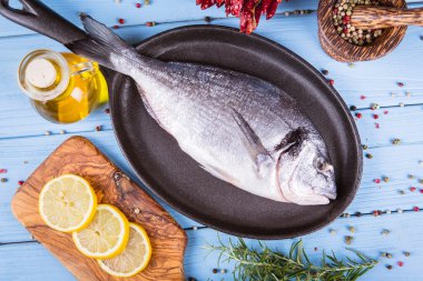 Balık dorado ahşap arka plan üzerinde