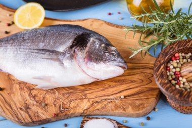 Balık dorado ahşap arka plan üzerinde