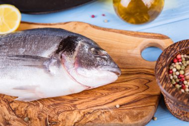 Balık dorado ahşap arka plan üzerinde