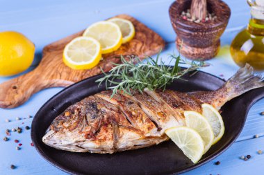 Balık dorado ahşap arka plan üzerinde