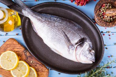 Balık dorado ahşap arka plan üzerinde