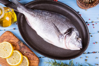 Balık dorado ahşap arka plan üzerinde