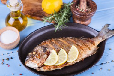 Balık dorado ahşap arka plan üzerinde