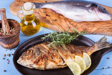 Balık dorado ahşap arka plan üzerinde