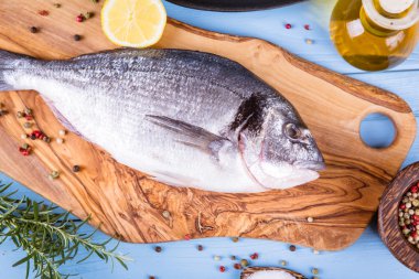 Balık dorado ahşap arka plan üzerinde