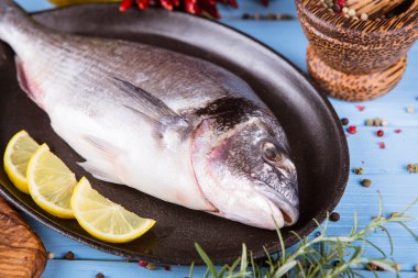 Balık dorado ahşap arka plan üzerinde