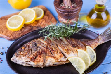 Balık dorado ahşap arka plan üzerinde