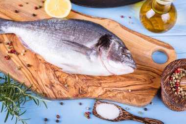 Balık dorado ahşap arka plan üzerinde