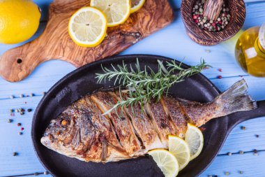 Balık dorado ahşap arka plan üzerinde