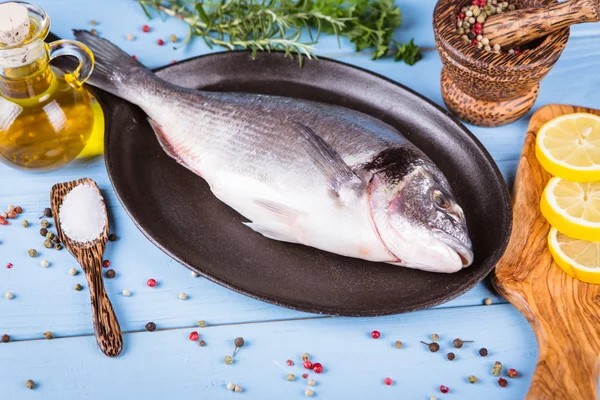 Balık dorado ahşap arka plan üzerinde