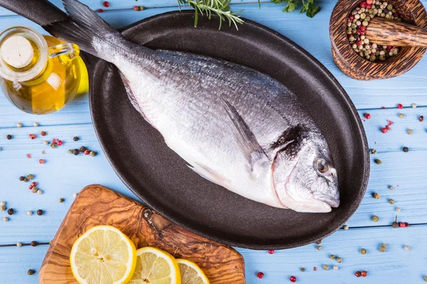 Balık dorado ahşap arka plan üzerinde