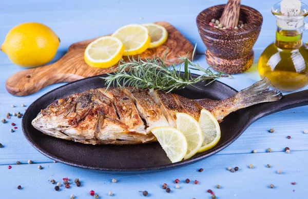 Balık dorado ahşap arka plan üzerinde