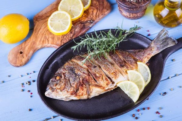 Balık dorado ahşap arka plan üzerinde