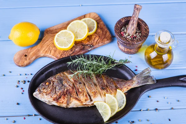 Balık dorado ahşap arka plan üzerinde