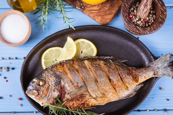 Balık dorado ahşap arka plan üzerinde