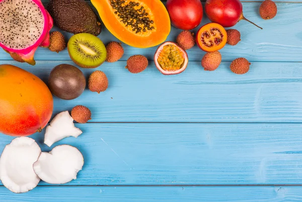 Balık dorado ahşap arka plan üzerinde