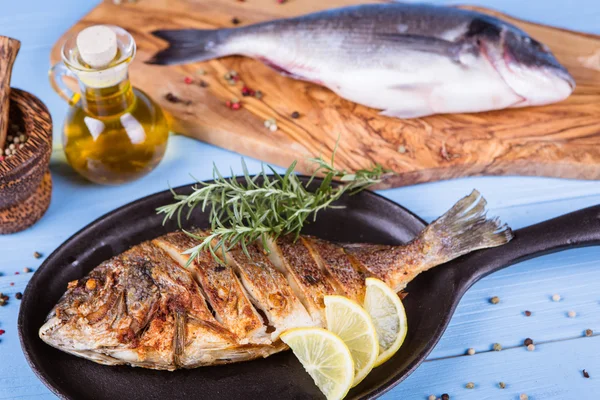 Balık dorado ahşap arka plan üzerinde