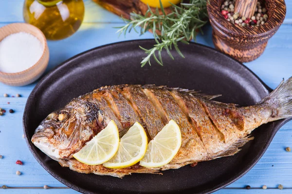 Balık dorado ahşap arka plan üzerinde