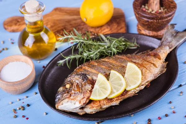 Fisch-Dorado auf Holz-Hintergrund — Stockfoto