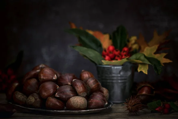 Raw chestnuts on a wooden background. Rustic style — Stock Photo, Image