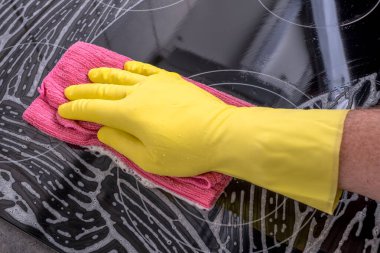 Elektrikli ocağın cam yüzeyini temizliyorum..