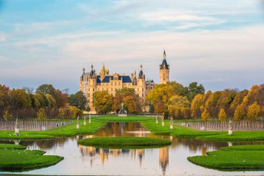 Schwerin kalesi parktan renkli yapraklarla görünüyor. 