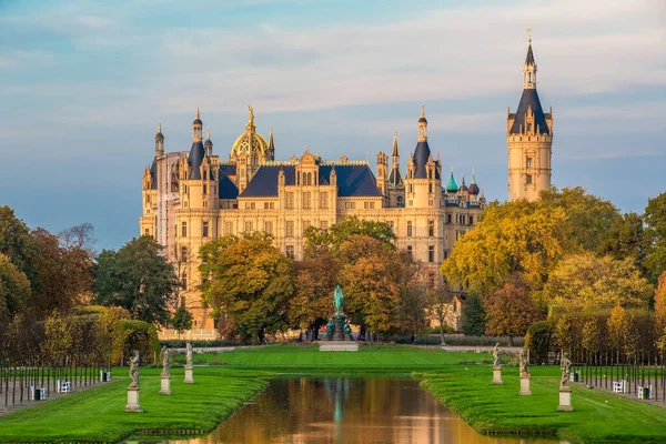 Schwerinův hrad z parku s barevným listím — Stock fotografie