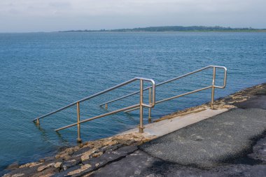 Kuzey Denizi kıyısında banyo işareti olan bir iskele yasaktır.
