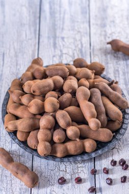 Tahta masada bir kase taze tamarind..