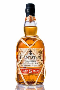 Hamburg, Almanya - 23 Aralık 2020: 5 yaer yaşındaki bir şişe Plantation Barbados Rum 'un fotoğrafı