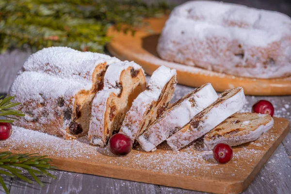 Bolo de maçapão de Natal com açúcar de confeiteiro, maçapão e passas. — Fotografia de Stock