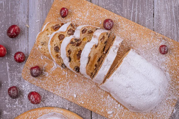 Jul marsipan stollen kaka med glasyr socker, marsipan och russin. — Stockfoto