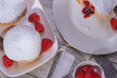 Berlinli reçelli çörek ahududu ve böğürtlenli.