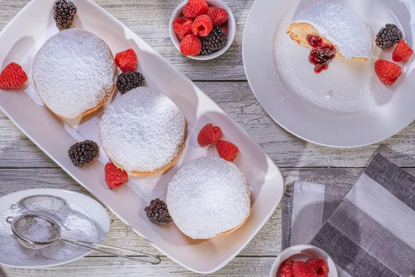 Ciambella ripiena di gelatina berlinese con lampone e mora. — Foto Stock