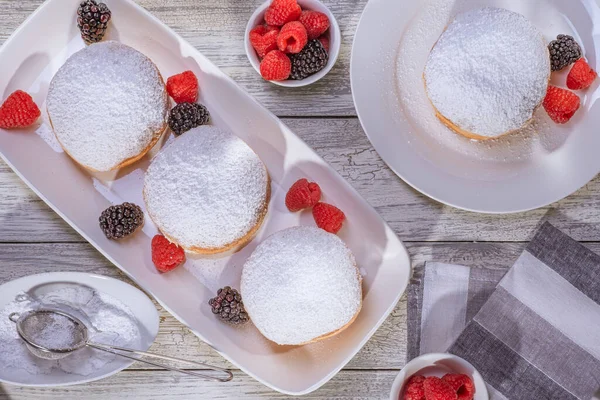 Ciambella ripiena di gelatina berlinese con lampone e mora. — Foto Stock