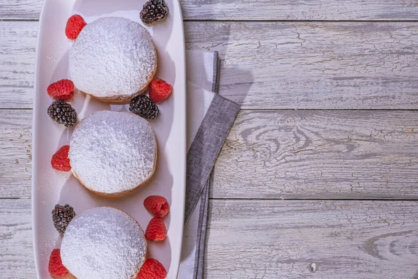 Ciambella ripiena di gelatina berlinese con lampone e mora. — Foto Stock