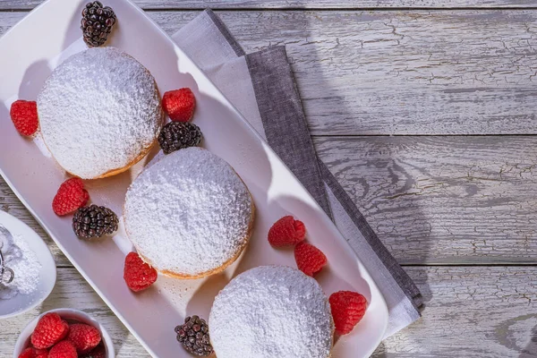 Ciambella ripiena di gelatina berlinese con lampone e mora. — Foto Stock