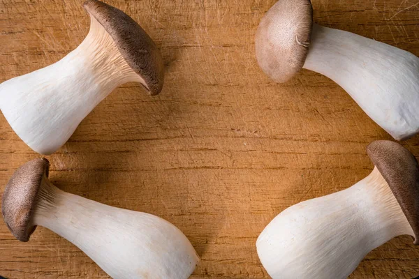 Frischer Roher König Königliche Austernpilze Auf Dunklem Holztisch Zubereitung Draufsicht — Stockfoto