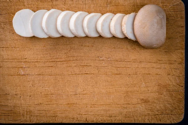 Frischer Roher König Königliche Austernpilze Auf Dunklem Holztisch Scheiben Geschnitten — Stockfoto